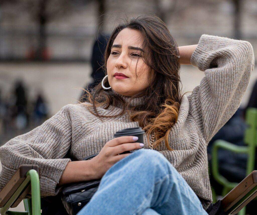 Portrait de parisienne aux tuileries à paris